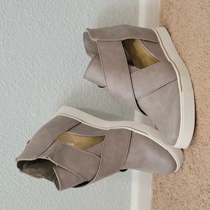 Maurice's Open Side Wedge Sneaker (Size 9)